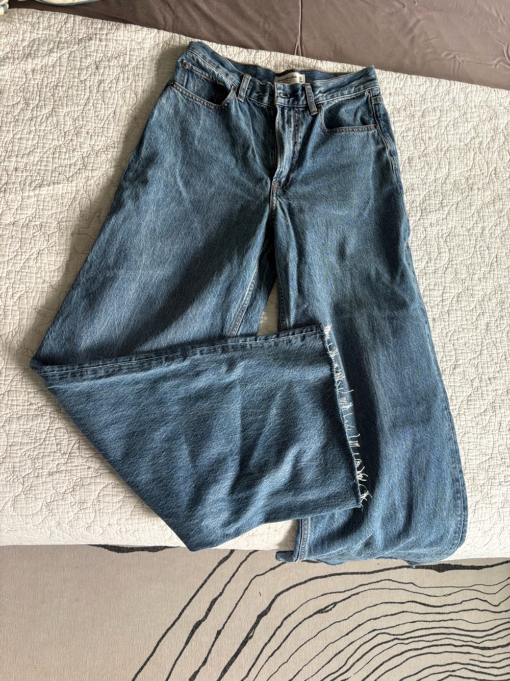 High-Rise Wide-Leg Women’s Jeans in Dark Blue with distressed hem - Picture 4 of 7